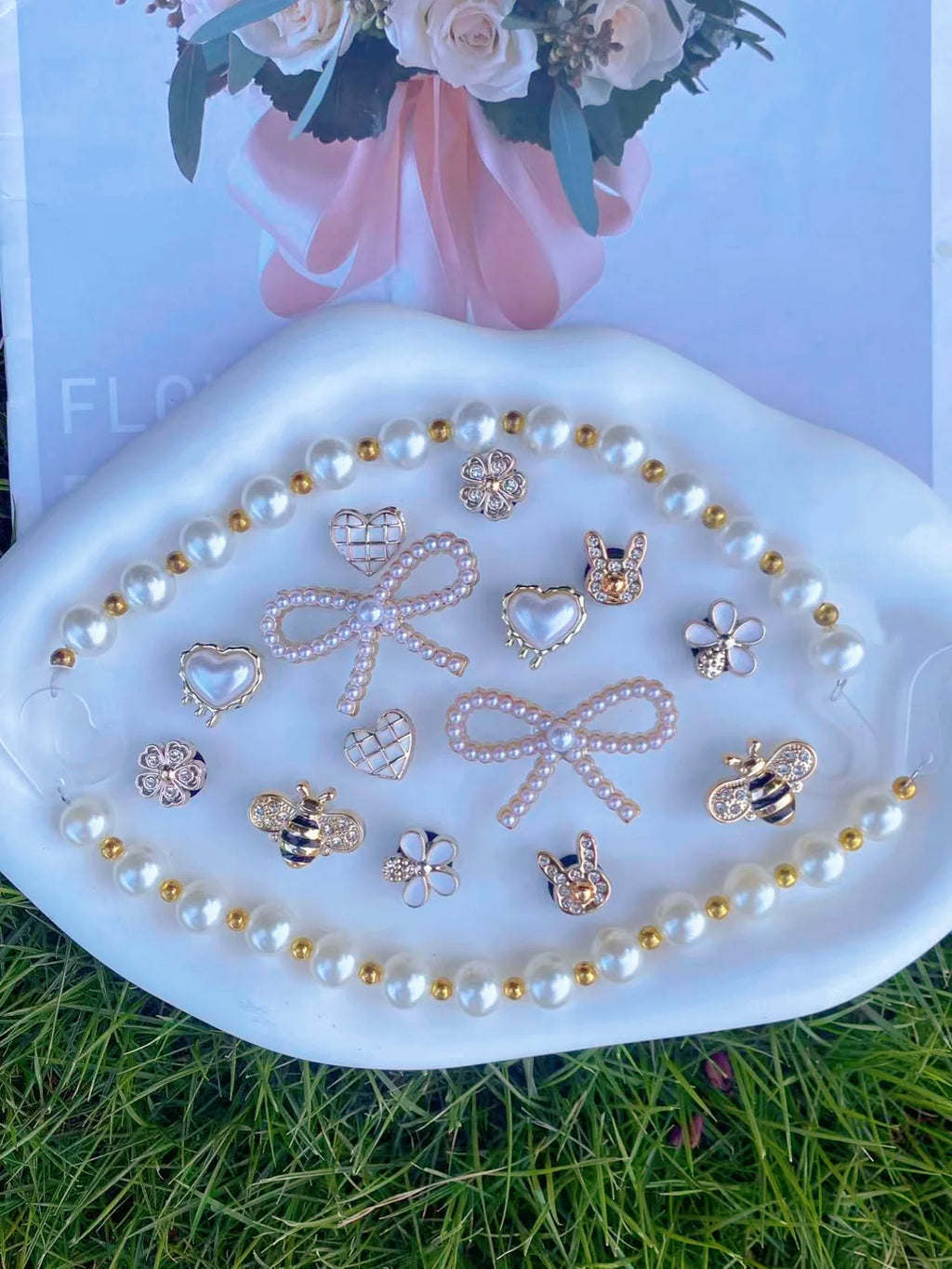 16 pieces of golden fashion (ABS pearl chains, bows, bees, rabbit heads) ABS resin shoe buckles, DIY decorations, suitable for w