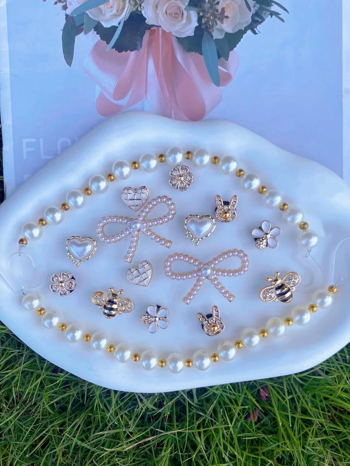 16 pieces of golden fashion (ABS pearl chains, bows, bees, rabbit heads) ABS resin shoe buckles, DIY decorations, suitable for w