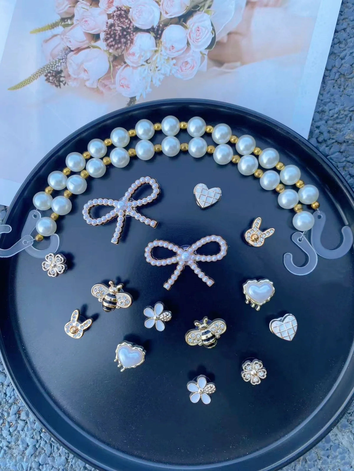 16 pieces of golden fashion (ABS pearl chains, bows, bees, rabbit heads) ABS resin shoe buckles, DIY decorations, suitable for w