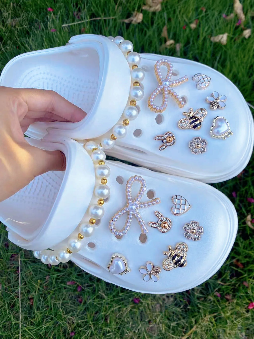 16 pieces of golden fashion (ABS pearl chains, bows, bees, rabbit heads) ABS resin shoe buckles, DIY decorations, suitable for w
