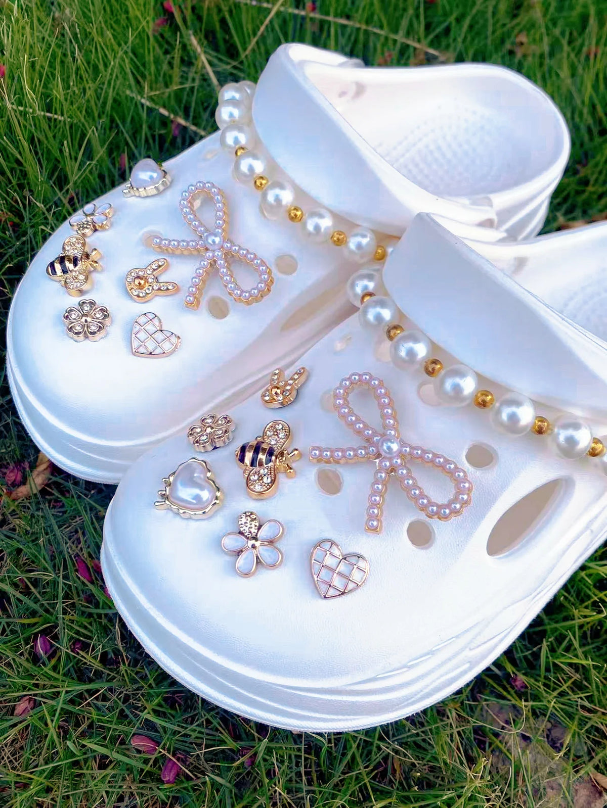 16 pieces of golden fashion (ABS pearl chains, bows, bees, rabbit heads) ABS resin shoe buckles, DIY decorations, suitable for w